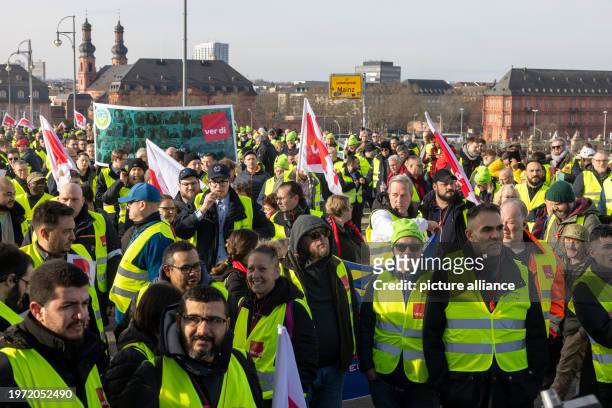 February 2024, Hesse, Wiesbaden: Strikers from the federal states of Hesse, Rhineland-Palatinate and Saarland gather for a rally on the Theodor-Heuss...