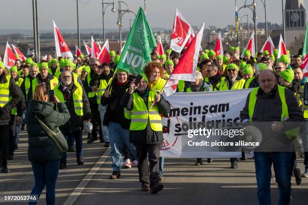 February 2024, Hesse, Wiesbaden: Strikers from the federal states of Hesse, Rhineland-Palatinate and Saarland gather for a rally on the Theodor-Heuss...