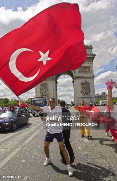 Des supporters turcs manifestent leur joie, le 22 juin 2002 sur les Champs-Elysées à Paris, après la victoire de la Turquie face au Sénégal à l'issue...