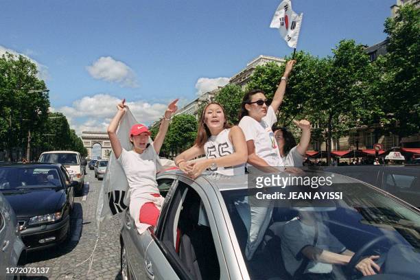 Des supporters coréens expriment leur joie, le 22 juin 2002 sur les Champs Elysées à Paris, après la victoire de la Corée du Sud contre l'Espagne...