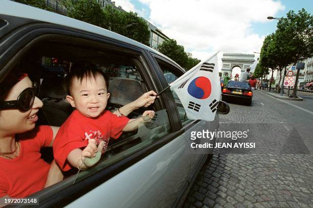 Des supporters coréens expriment leur joie, le 22 juin 2002 sur les Champs Elysées à Paris, après la victoire de la Corée du Sud contre l'Espagne...