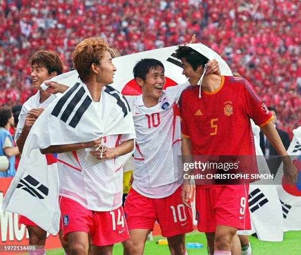 South Korean players celebrate after their quarter-final match win against Spain at the 2002 FIFA World Cup Korea/Japan in Gwangju, 22 June 2002....