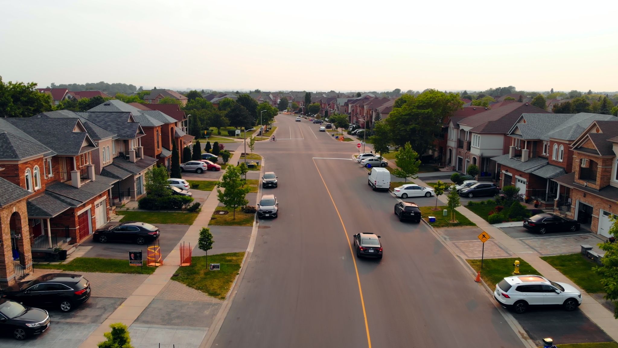 Road traverses scenic US suburb, a picturesque setting for road enthusiasts. Ideal for showcasing road life in tranquil neighborhoods, capturing the essence of suburban road in peaceful environments. Road traverses scenic US suburb, a picturesque setting for road enthusiasts. Ideal for showcasing road life in tranquil neighborhoods, capturing the essence of suburban road in peaceful environments.
