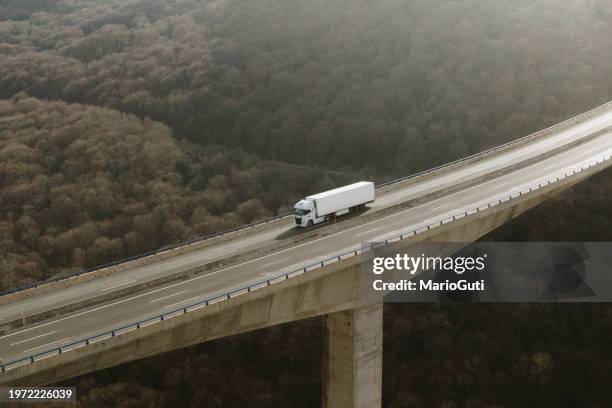 camion su un viadotto autostradale - viadotto foto e immagini stock
