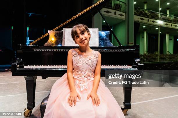 porträt eines pianistenmädchens im bühnentheater - keyboard musical instrument child stock-fotos und bilder