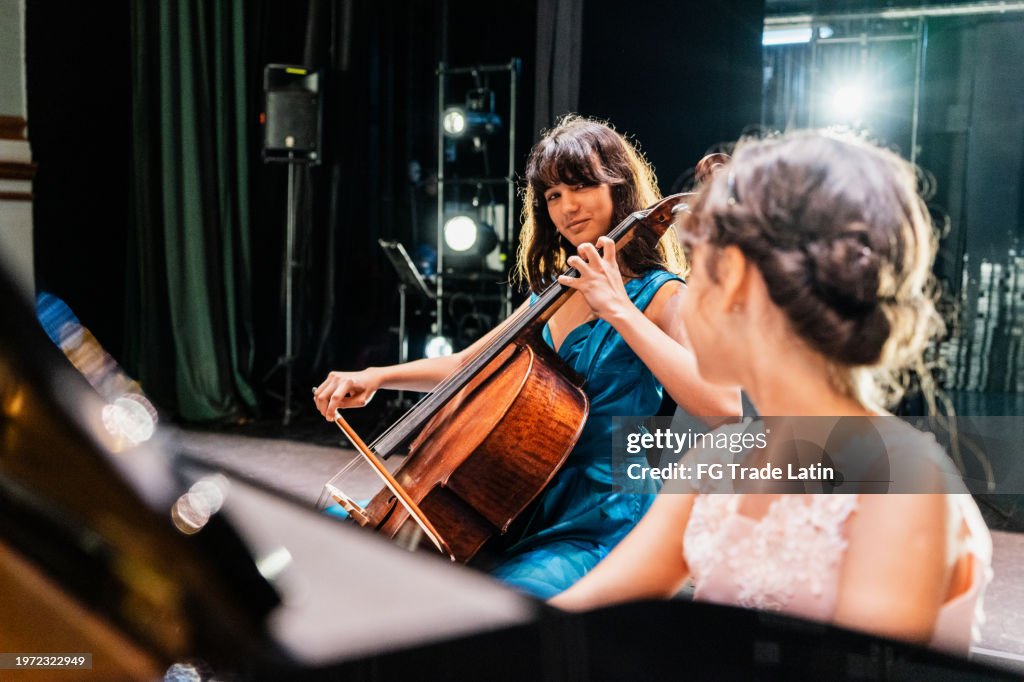 Schwestern spielen Klavier und Cello im Bühnentheater