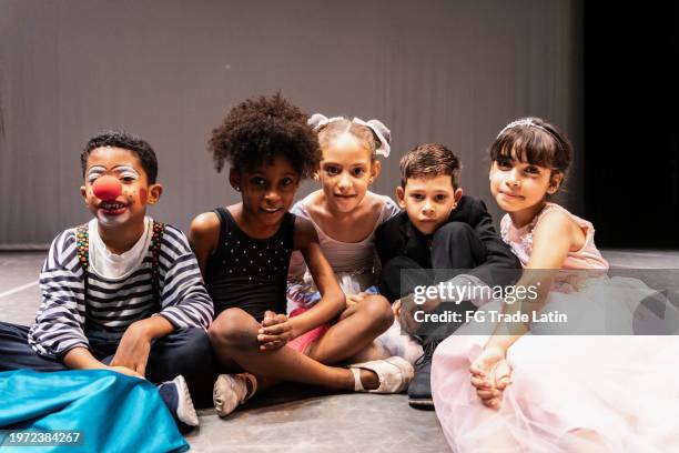 portrait d’un enfant acteur assis sur le sol au théâtre - arts culture and entertainment photos et images de collection