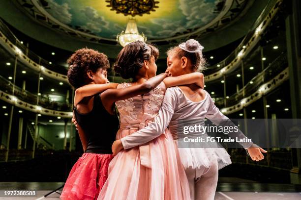 kinderballerinas tanzen zusammen auf der bühne - schauspieler stock-fotos und bilder