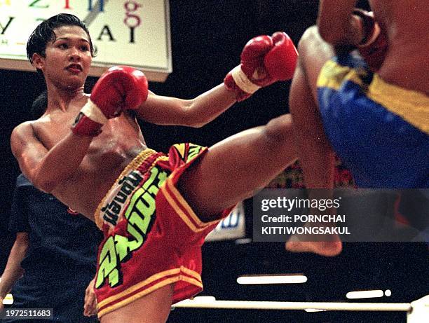 Parinya 162 Lumpinee Stadium Bangkok Stock Photos, High-Res Pictures, and ...