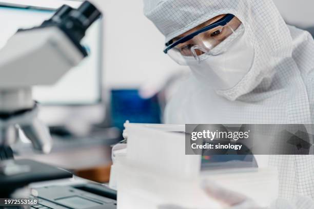 chip engineer is testing wafer chips in the laboratory - nanotechnology stockfoto's en -beelden