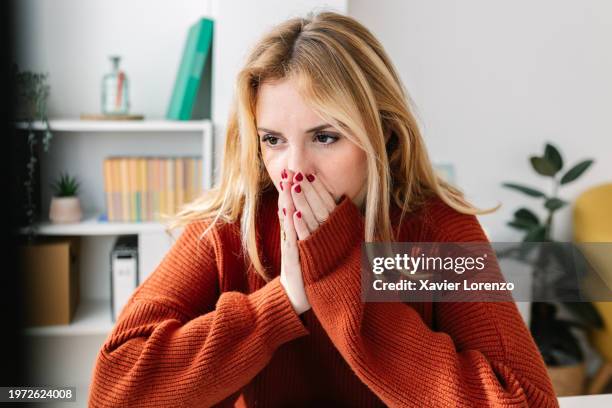 worried young adult woman receiving online bad news. - schockiert stock-fotos und bilder