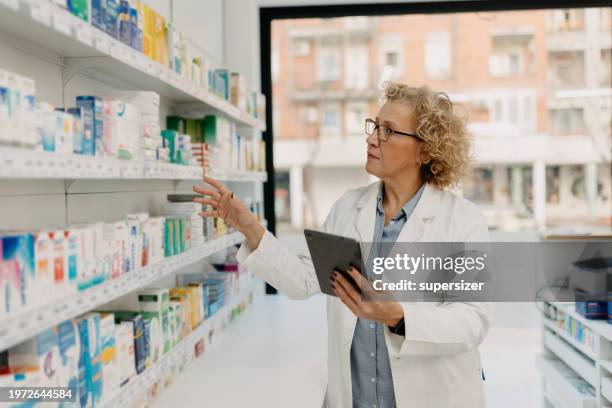 stärkung des gesundheitswesens - apothekerin stock-fotos und bilder