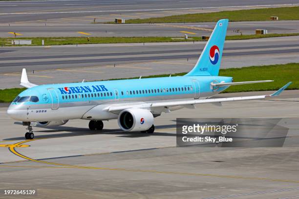 korean air airbus a220 aircraft - korean air stock pictures, royalty-free photos & images