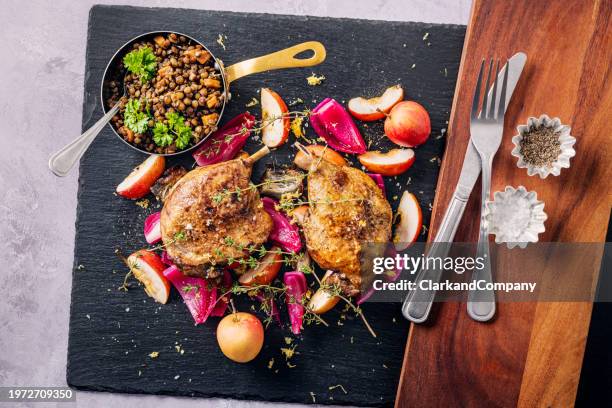 duck confit with lentils - duck confit stockfoto's en -beelden