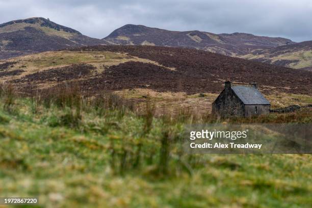 a bothy on the cape wrath trail in scotland - bothies stock pictures, royalty-free photos & images