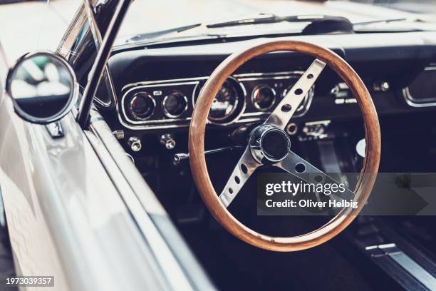 cockpit of a vintage american car from the 1950s with the steering wheel. - oldtimerauto stock-fotos und bilder