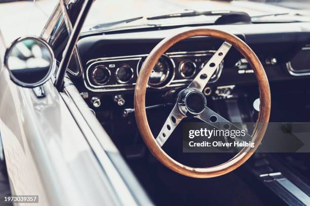 cockpit of a vintage american car from the 1950s with the steering wheel. - classic car restoration stockfoto's en -beelden