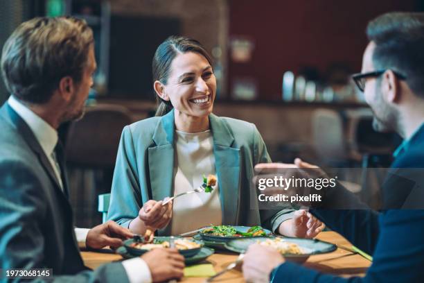 unternehmer beim gemeinsamen abendessen - geschäftsessen stock-fotos und bilder