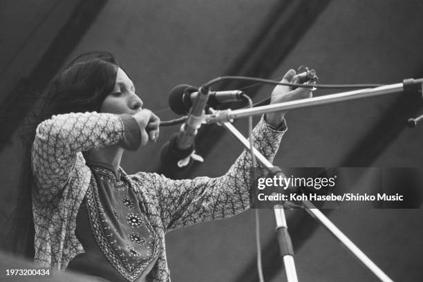 American singer-songwriter Buffy Sainte-Marie on stage at Hakone Aphrodite, 6th August 1971.