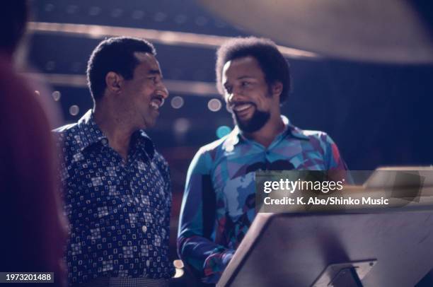 Quincy Jones and Ray Brown talks at rehearsal, NHK Hall, Tokyo, Japan, 19 April 1973.