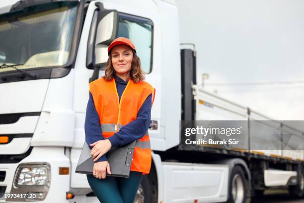 ouvrière col bleu, camion et logistique, gestionnaire d’entrepôt, liste de contrôle, transport de marchandises, expédition - parc automobile photos et images de collection