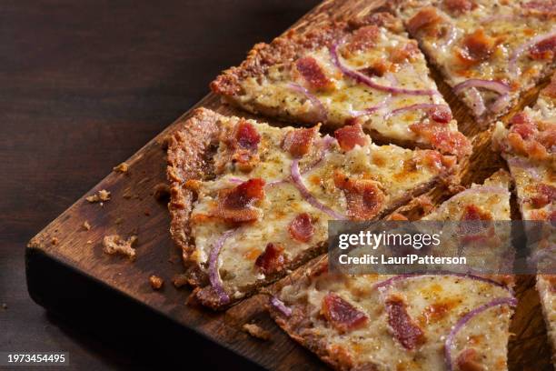 bacon ranch chicken crust pizza - chicken-alfredo-pizza stock pictures, royalty-free photos & images