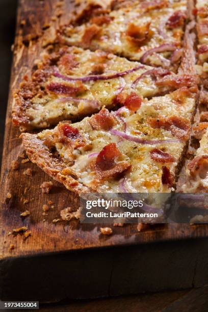 bacon ranch chicken crust pizza - chicken-alfredo-pizza stock pictures, royalty-free photos & images