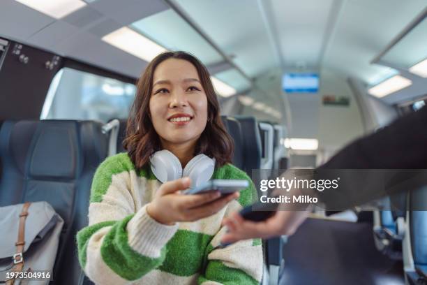 pagamento mobile in treno - brand name mobile payment foto e immagini stock