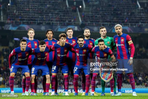 Teamphoto of FC Barcelona back: Frenkie de Jong of FC Barcelona, Jules Kounde of FC Barcelona, Robert Lewandowski of FC Barcelona, Inigo Martinez of...