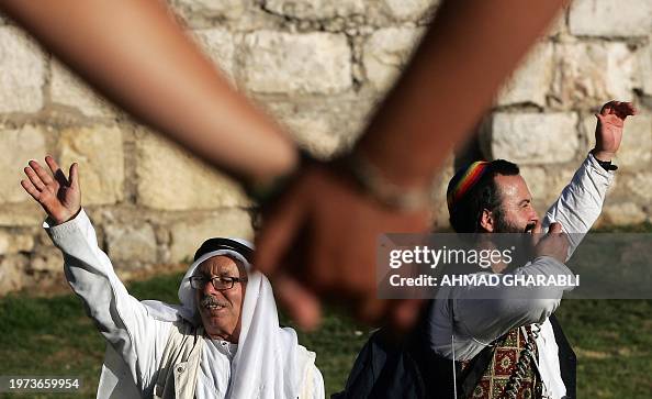 TOPSHOT-MIDEAST-ISRAEL-PALESTINIAN-RELIGION-HUG