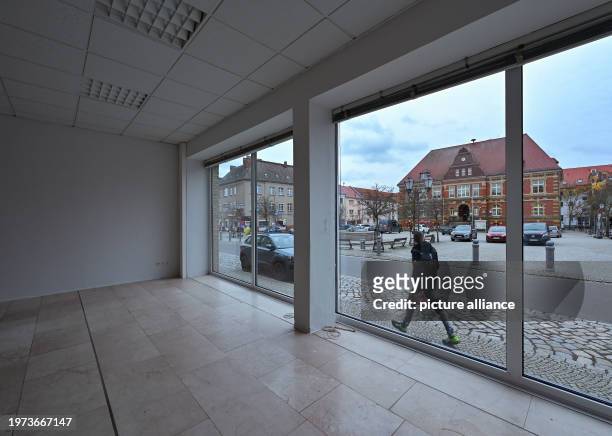 February 2024, Brandenburg, Calau: View from an empty store onto the market square in Calau. It is a sad picture in many Brandenburg city centers:...