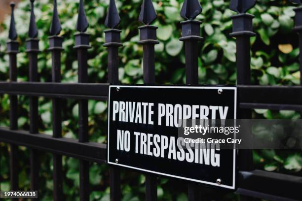 no trespassing sign on fence - gated community security stock pictures, royalty-free photos & images