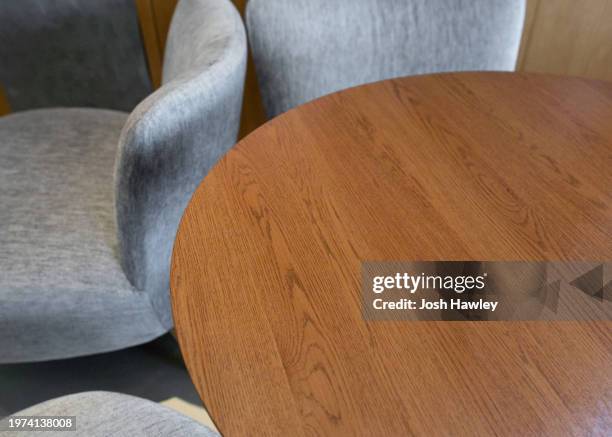 close-up of empty table - casual low view desk cafe stockfoto's en -beelden