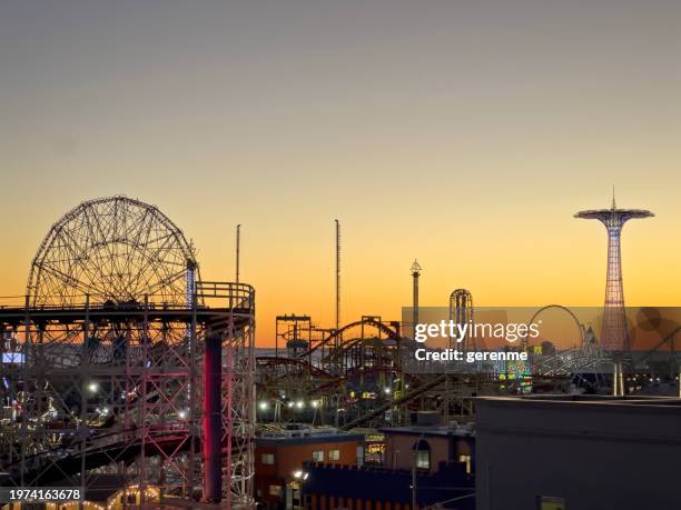 coney island - big wheels nyc stock-fotos und bilder