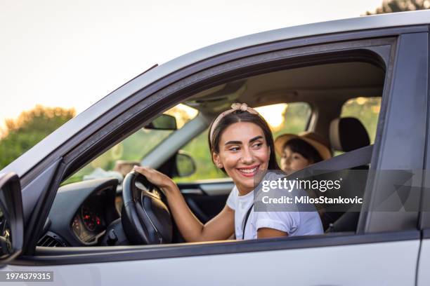 mutter und tochter reisen mit dem auto - wonderlust stock-fotos und bilder