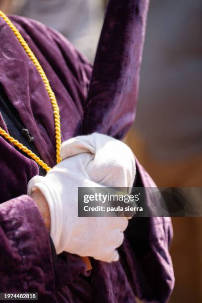detail of the gloves, procession, holy week - penitente people - fotografias e filmes do acervo