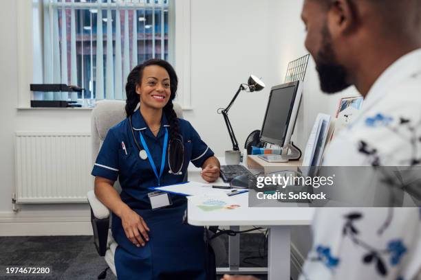 dedicato ai suoi pazienti - servizio sanitario nazionale britannico foto e immagini stock