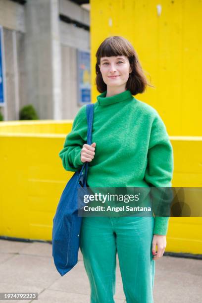 young woman in green with casual urban style - tote bag stock pictures, royalty-free photos & images