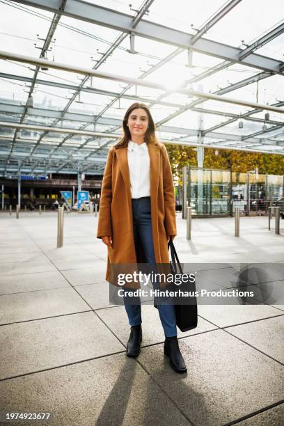 a confident and well dressed woman at the aiport - lässig schicker stil stock-fotos und bilder