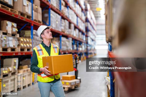 855 Warehouse Workers Loading Truck Stock Photos, High-Res Pictures ...