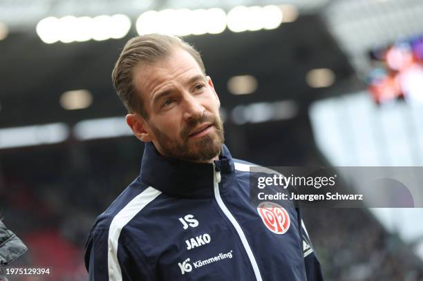 Manager Jan Siewert of Mainz looks on during the Bundesliga match between 1. FSV Mainz 05 and SV Werder Bremen at MEWA Arena on February 3, 2024 in...