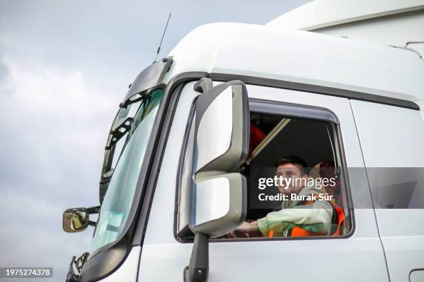 truck driver traveling long distance, cargo transportation, shipping - trucker stockfoto's en -beelden
