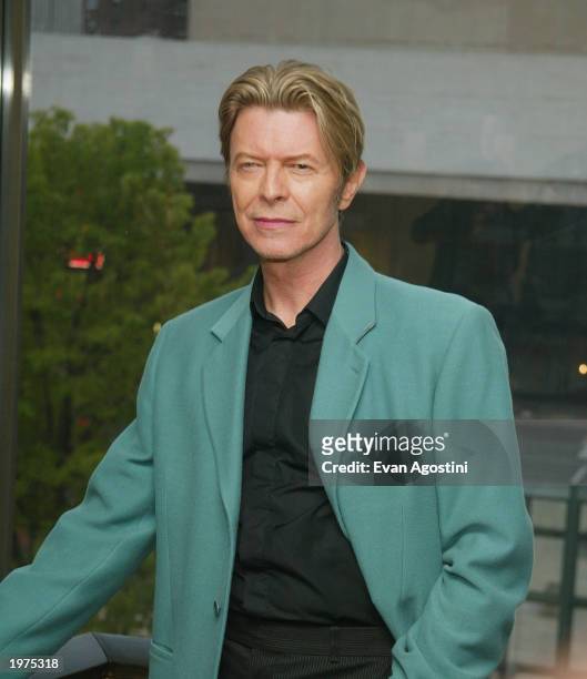 Singer David Bowie stands backstage at The Film Society of Lincoln Center's Tribute to Susan Sarandon at Avery Fisher Hall May 5, 2003 in New York...
