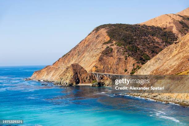 big creek bridge on california state route 1 along pacific ocean, big sur, california, usa - côte pacifique photos et images de collection