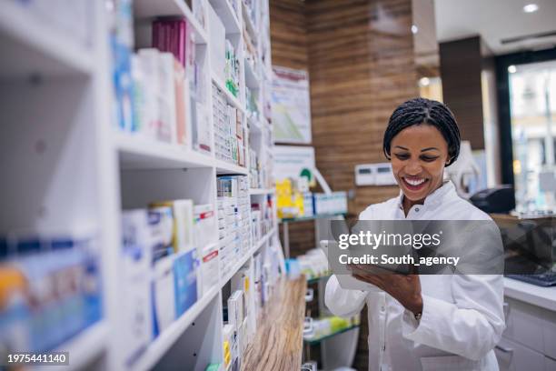 woman working at the pharmacy - apotheker stockfoto's en -beelden