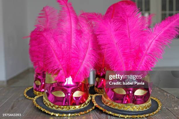 carnival hats and masks on table - boa persoonlijk accessoire stockfoto's en -beelden