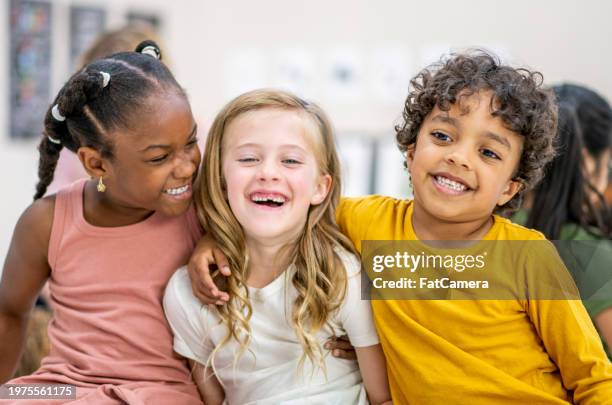 escuela amigos. - niño de edad preescolar fotografías e imágenes de stock