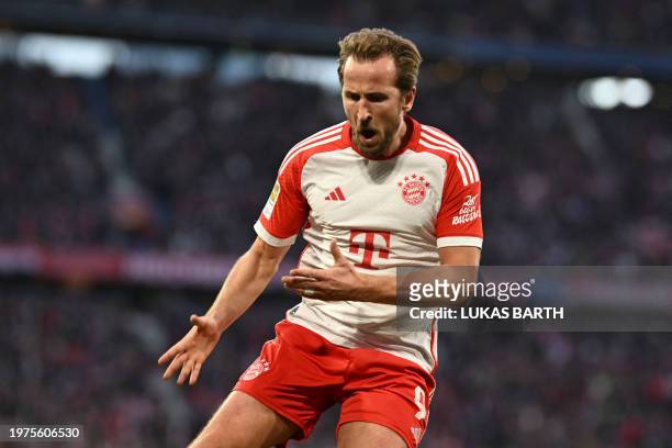 Bayern Munich's English forward Harry Kane celebrates scoring the 2-1 goal with his team-mates during the German first division Bundesliga football...