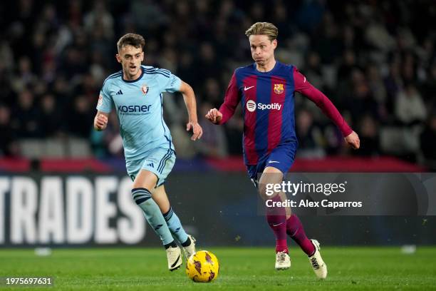 Frenkie de Jong of FC Barcelona runs with the ball whilst under pressure from Aimar Oroz of CA Osasuna during the LaLiga EA Sports match between FC...