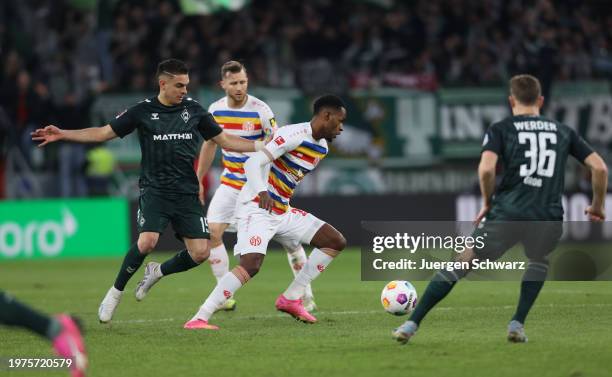 Rafael Borre of Bremen and Edimilson Fernandes Ribeiro of Mainz battle for the ball during the Bundesliga match between 1. FSV Mainz 05 and SV Werder...